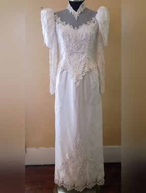 Elegant White Lace Long-Sleeve Wedding Dress